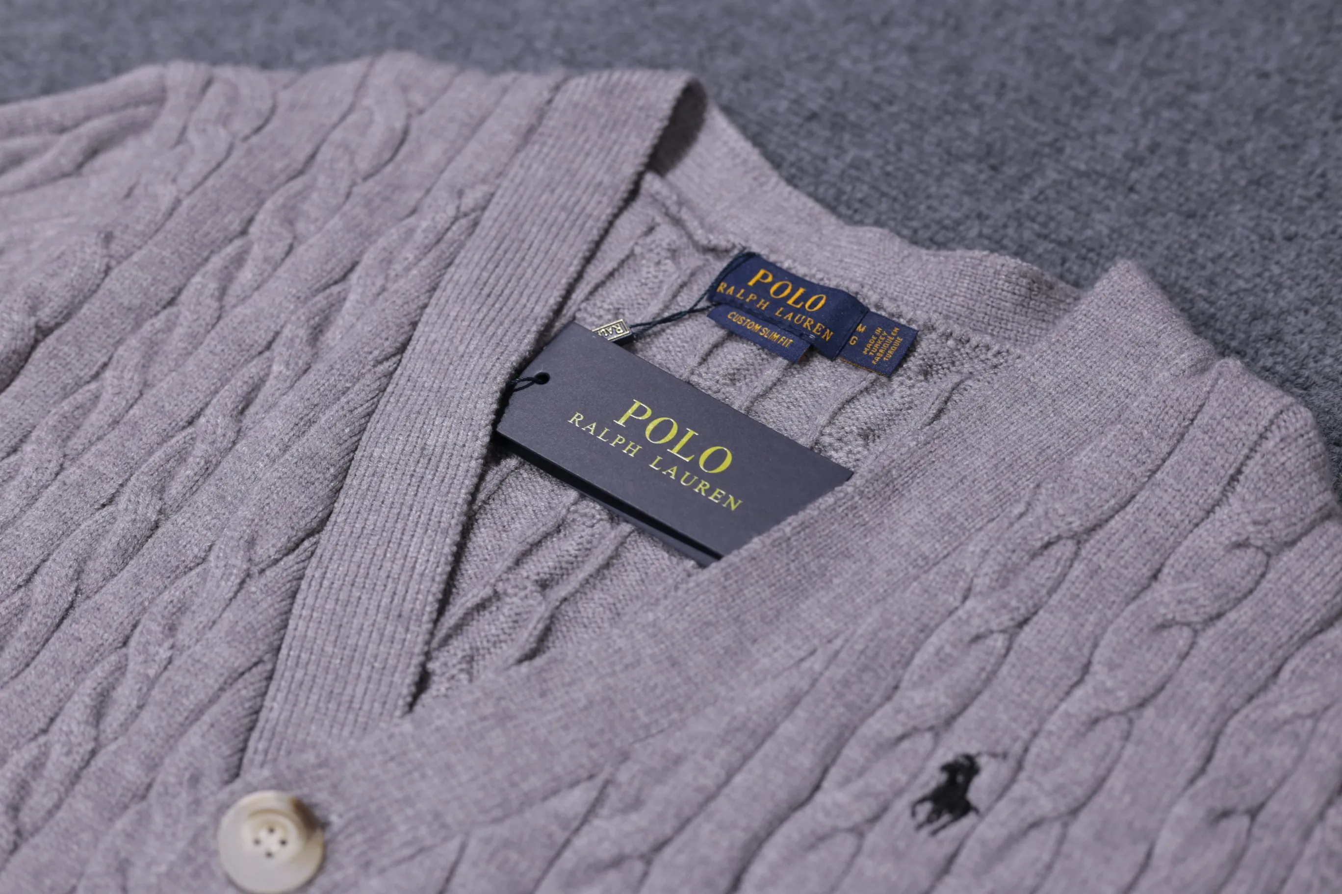 P300 style number D06) 2025 Ralph Lauren #ootddailywear #秋winter sweater #knitwear wear #ralph lauren sweater #can be worn by both men and women. Finally, after the Ralph men's twist sweater full-zip bra top is available, it is finally here. The most popular sweater full-button bra top is a limited edition every year. There will not be many styles in the store! Ralph Lauren Men's Button Twist Open Chest Sweater [The shape is really nice. It can be worn alone or as a jacket. It can also be worn with a shirt underneath ~ 100% pure cotton #Practical wear. Colors, white, navy blue, khaki, gray, size S to XL